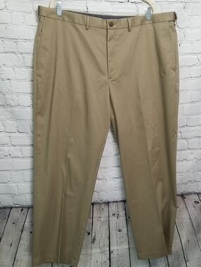 Mens Haggar Classic Fit pants size 44x30.  EUC